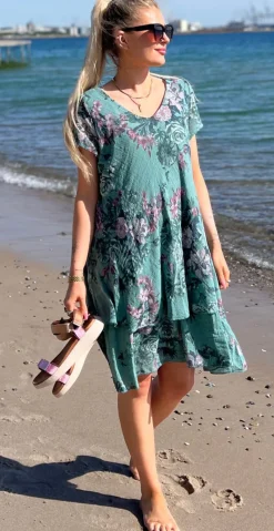 Simone kjole i 2 lag med blomsterprint sea moss LikeLondon