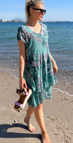 Simone kjole i 2 lag med blomsterprint sea moss LikeLondon