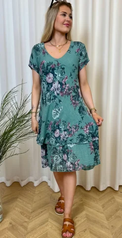 Simone kjole i 2 lag med blomsterprint sea moss LikeLondon
