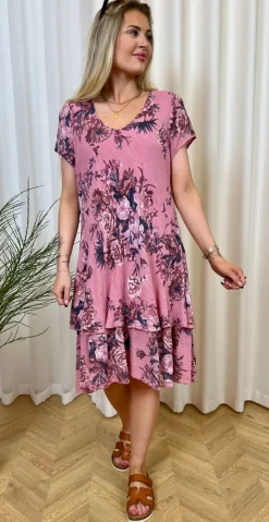 Simone kjole i 2 lag med blomsterprint rosa LikeLondon