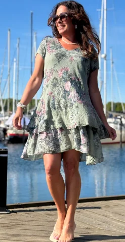 Simone kjole i 2 lag med blomsterprint khaki LikeLondon