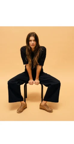 Sneakers i latte med detaljer