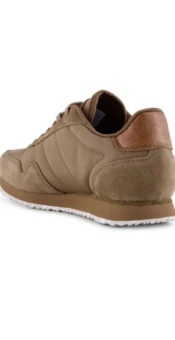 Sneakers i latte med detaljer