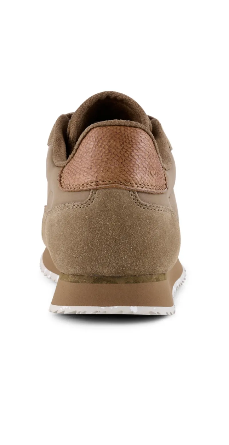 Sneakers i latte med detaljer