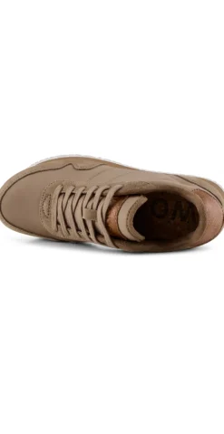 Sneakers i latte med detaljer