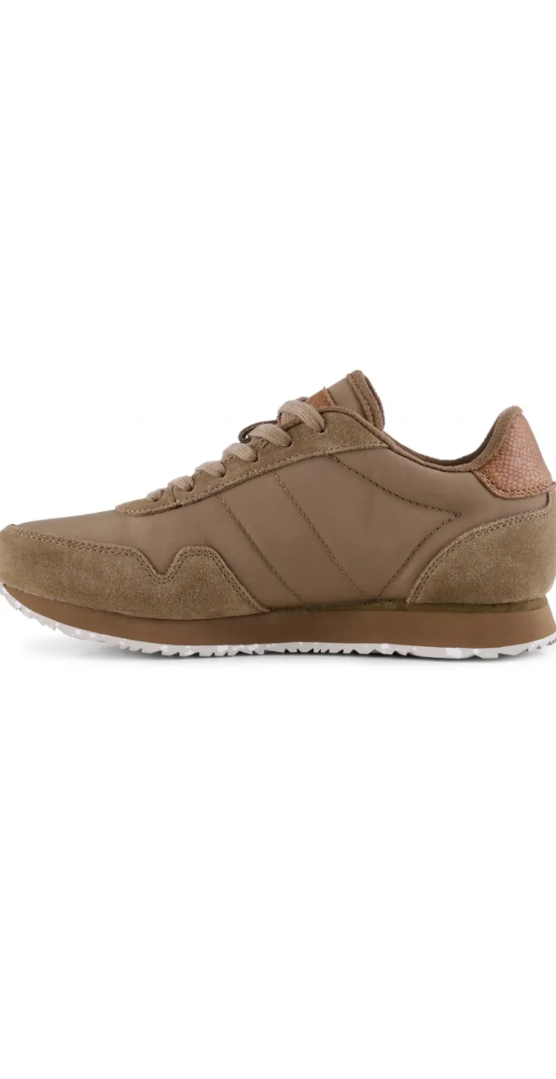 Sneakers i latte med detaljer