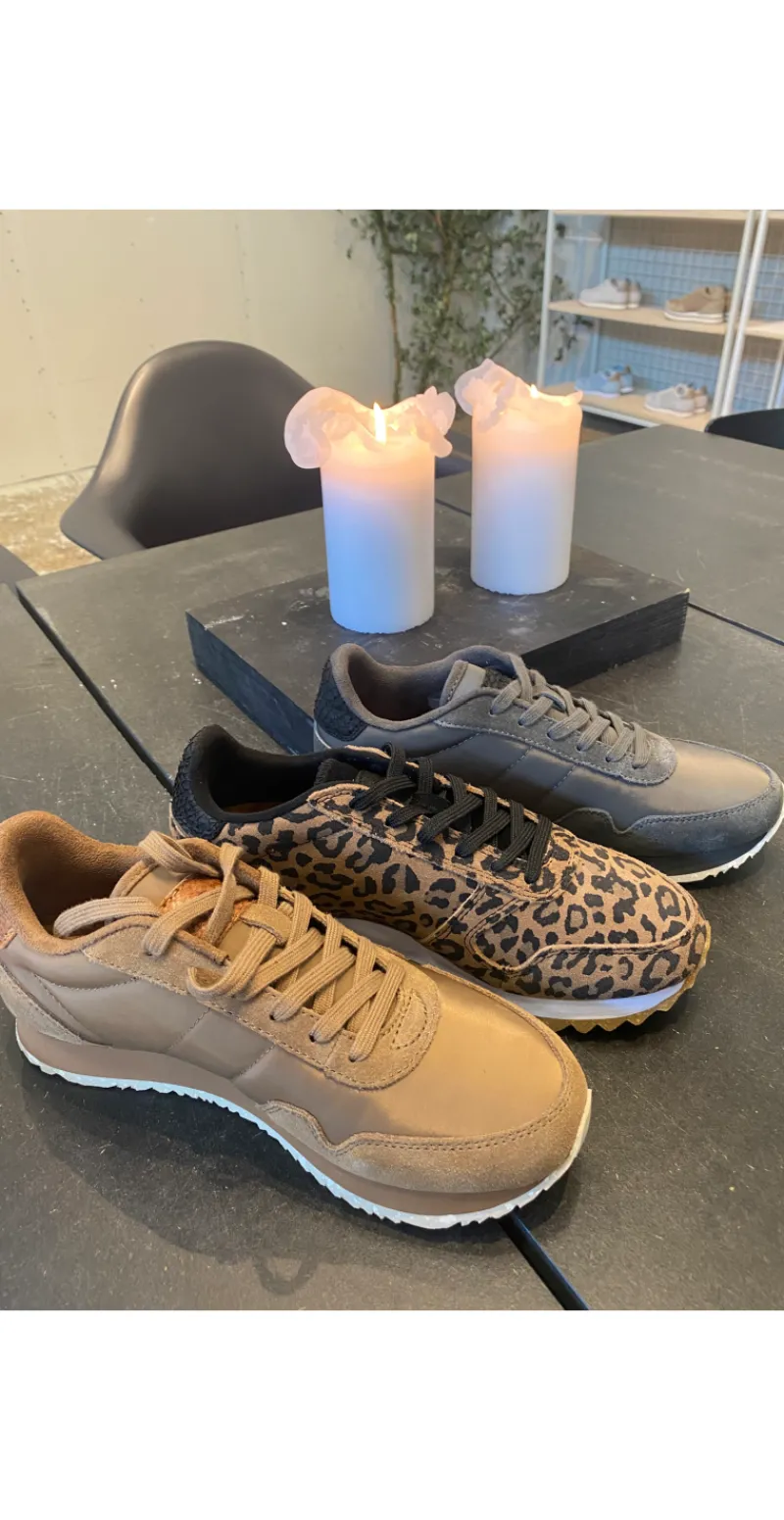 Sneakers i latte med detaljer