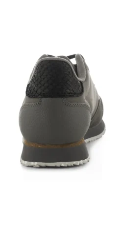 Sneakers i mørkgrå med detaljer