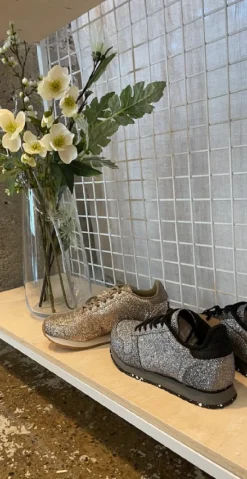 Sneakers med glimmer i sort