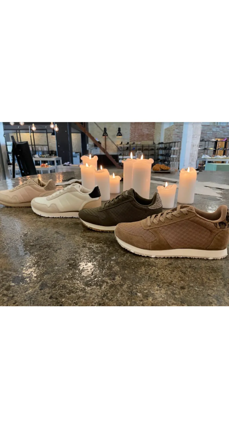 Sneakers med snørebånd og skind i olive