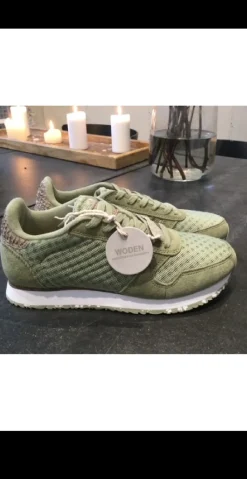 Sneakers med snørebånd og skind i Dusty Olive