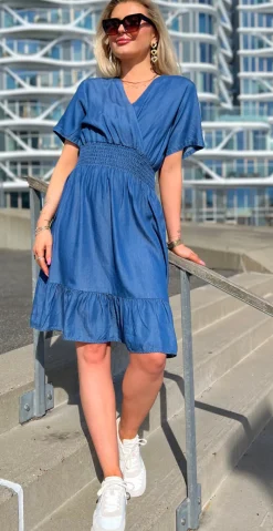 Susanne denimkjole med smock kort LikeLondon