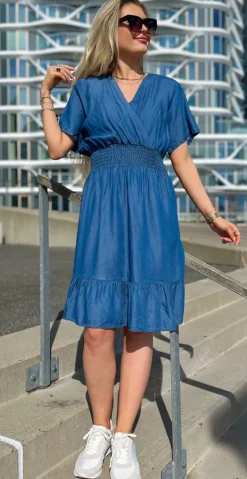 Susanne denimkjole med smock kort LikeLondon