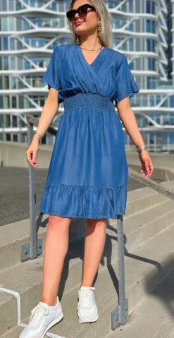 Susanne denimkjole med smock kort LikeLondon
