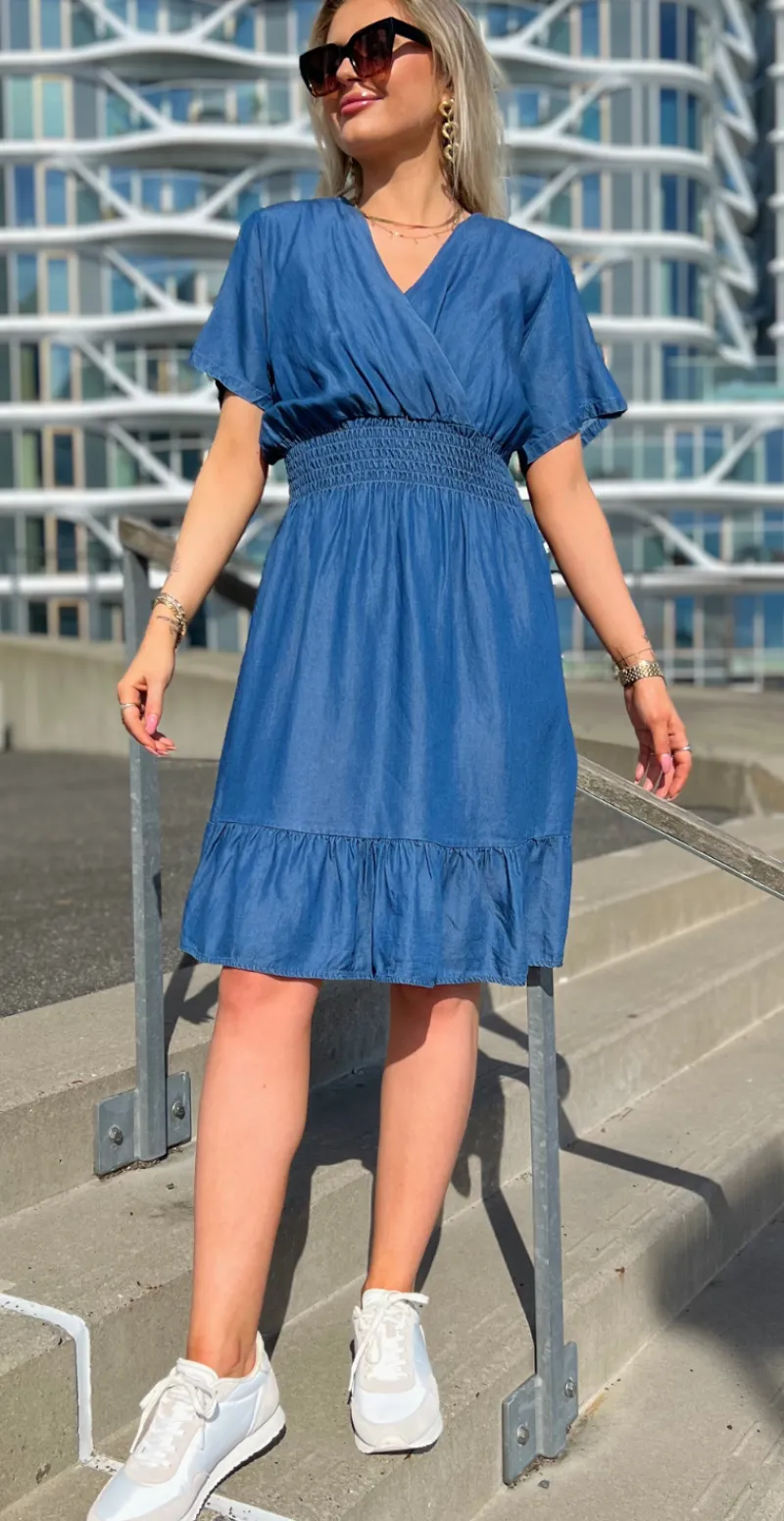 Susanne denimkjole med smock kort LikeLondon