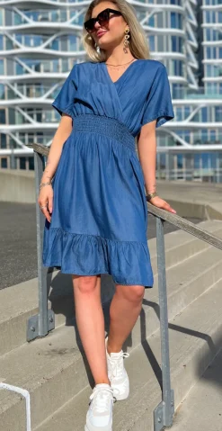 Susanne denimkjole med smock kort LikeLondon