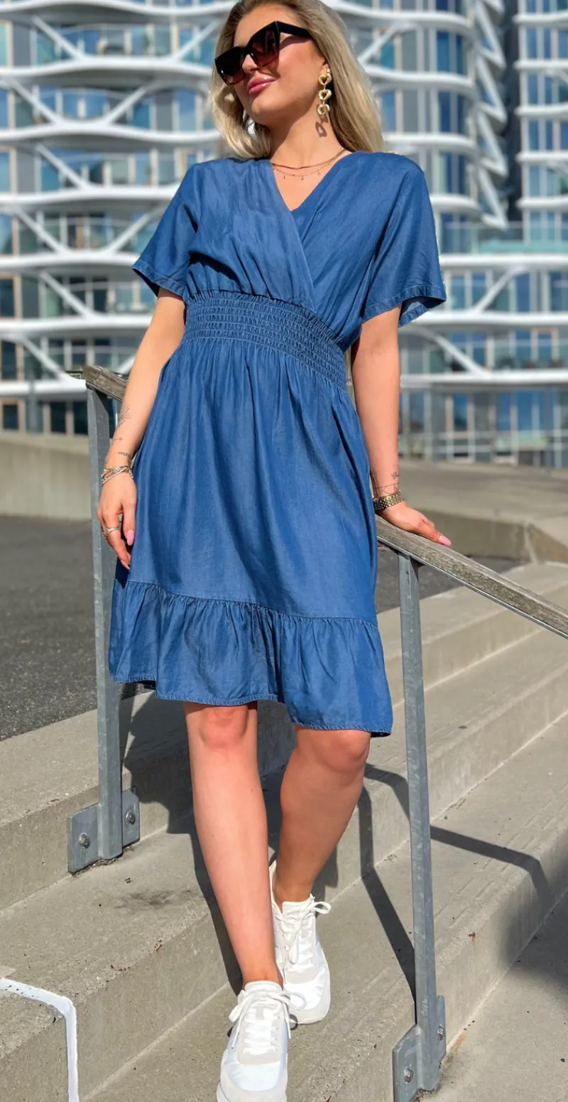 Susanne denimkjole med smock kort LikeLondon