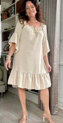 Thilde kjole med flæsekant og flæseærmer beige LikeLondon