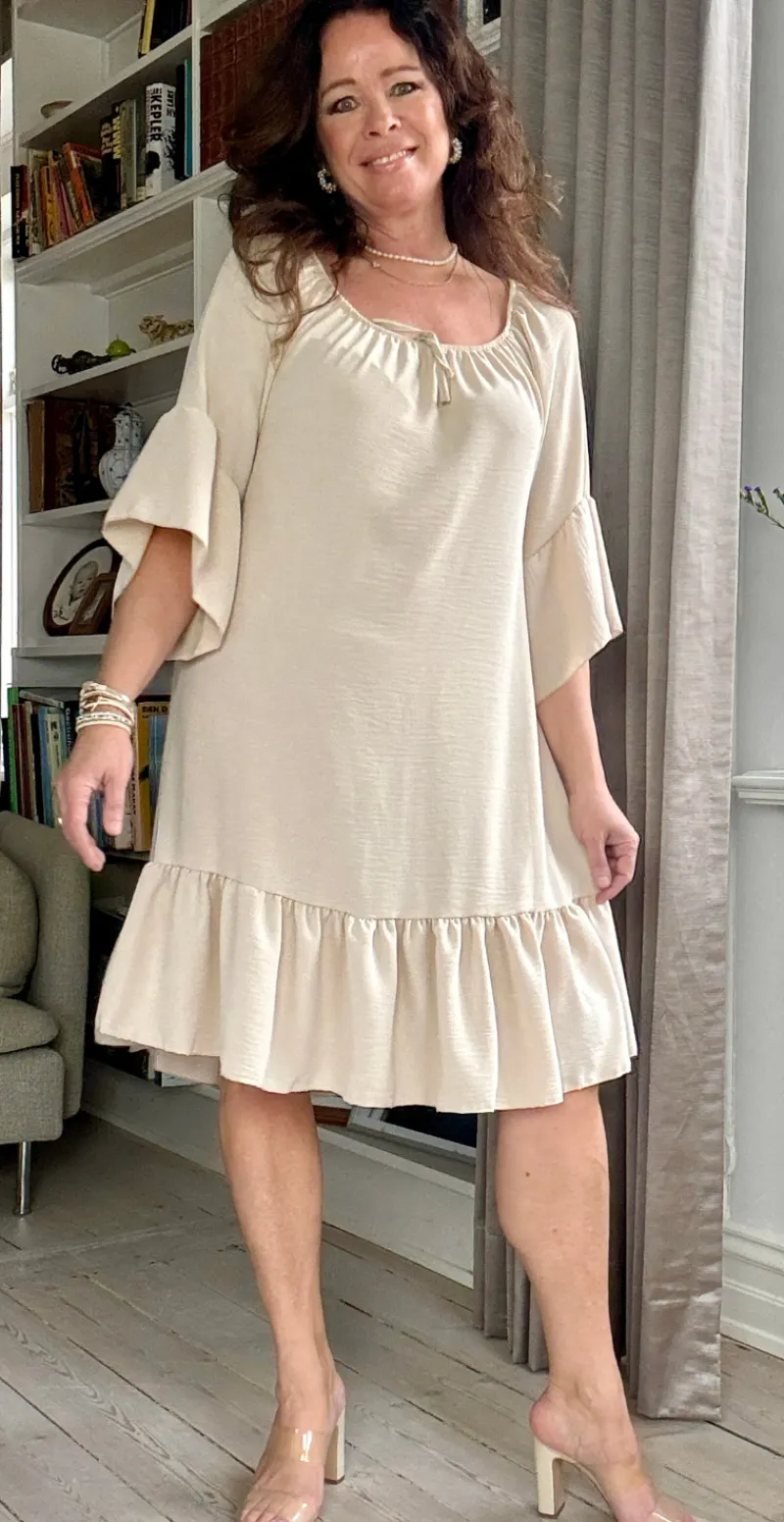 Thilde kjole med flæsekant og flæseærmer beige LikeLondon