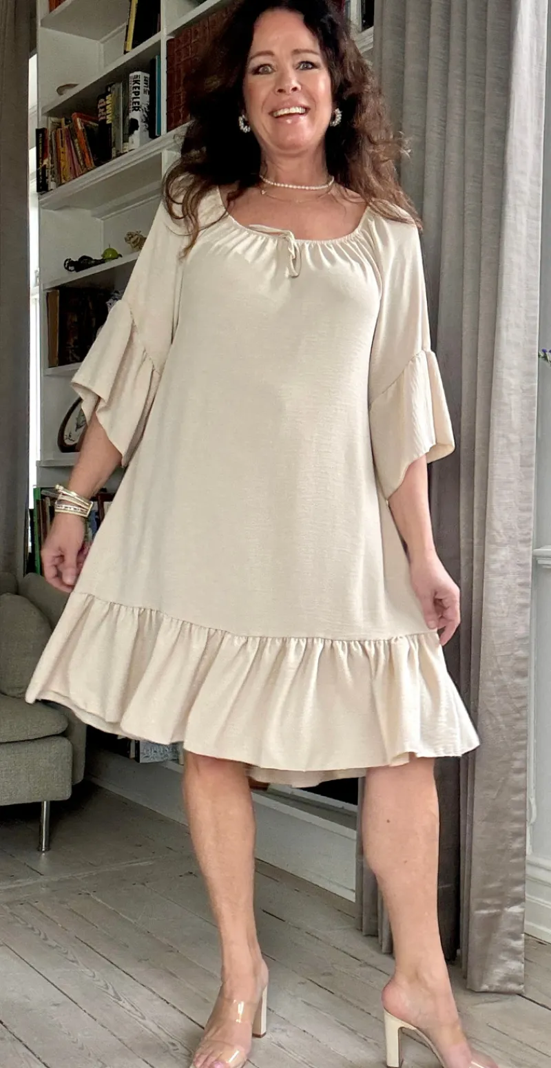 Thilde kjole med flæsekant og flæseærmer beige LikeLondon