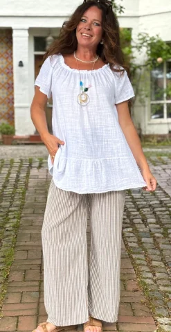 Tia bluse med rund hals, peplum og halskæde hvid LikeLondon