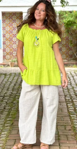 Tia bluse med rund hals, peplum og halskæde lime LikeLondon