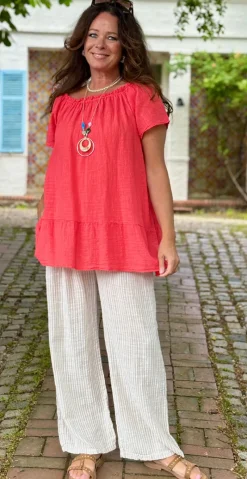 Tia bluse med rund hals, peplum og halskæde koral LikeLondon