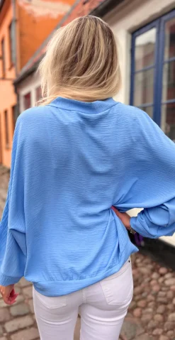 Tiffany bluse med guldknapper lysblå LikeLondon