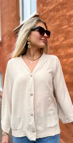 Tiffany bluse med guldknapper beige LikeLondon