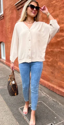 Tiffany bluse med guldknapper beige LikeLondon