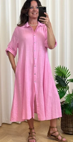 Ulrikke lang kjole med krave og knapper pink LikeLondon