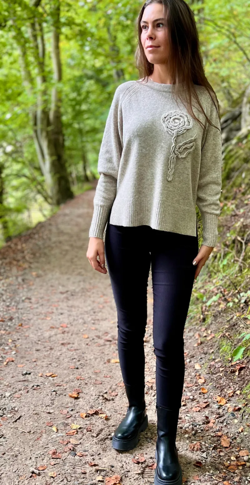 Vidoo strik pullover med broderet blomst taupe