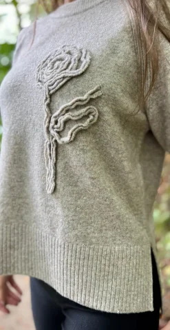 Vidoo strik pullover med broderet blomst taupe