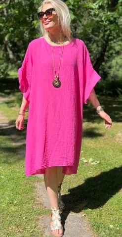 Vita kjole med flæseærmer og længde bagtil fuxia LikeLondon