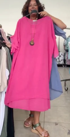 Vita kjole med flæseærmer og længde bagtil fuxia LikeLondon