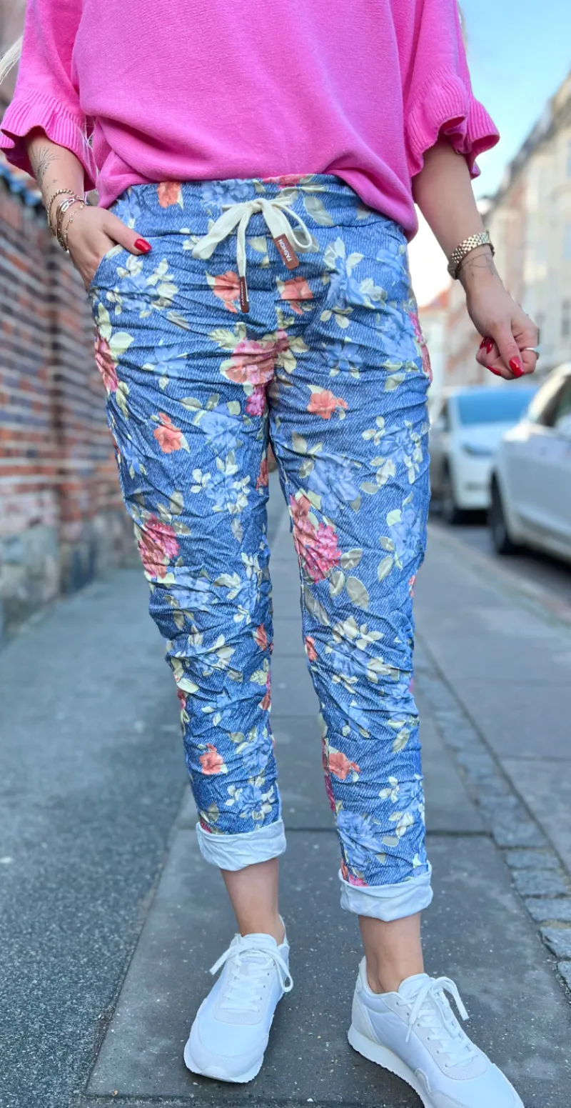 Wendy denimbukser med blomsterprint Dark denim LikeLondon