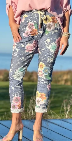 Wendy denimbukser med hibiscus blomsterprint dark denim LikeLondon