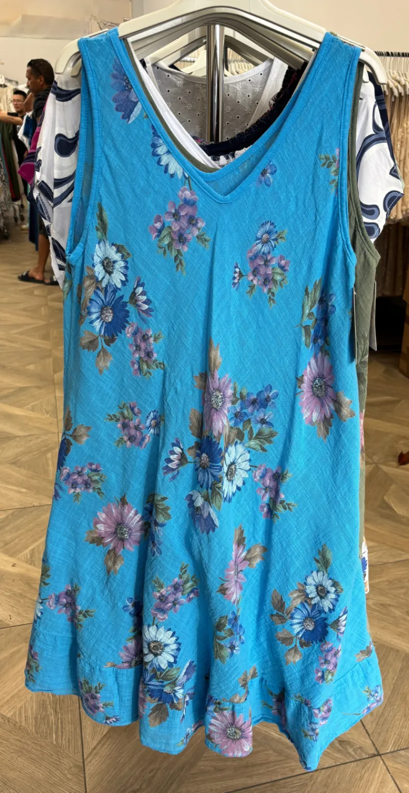 Zofja kjole med blomsterprint og let v-hals blå LikeLondon
