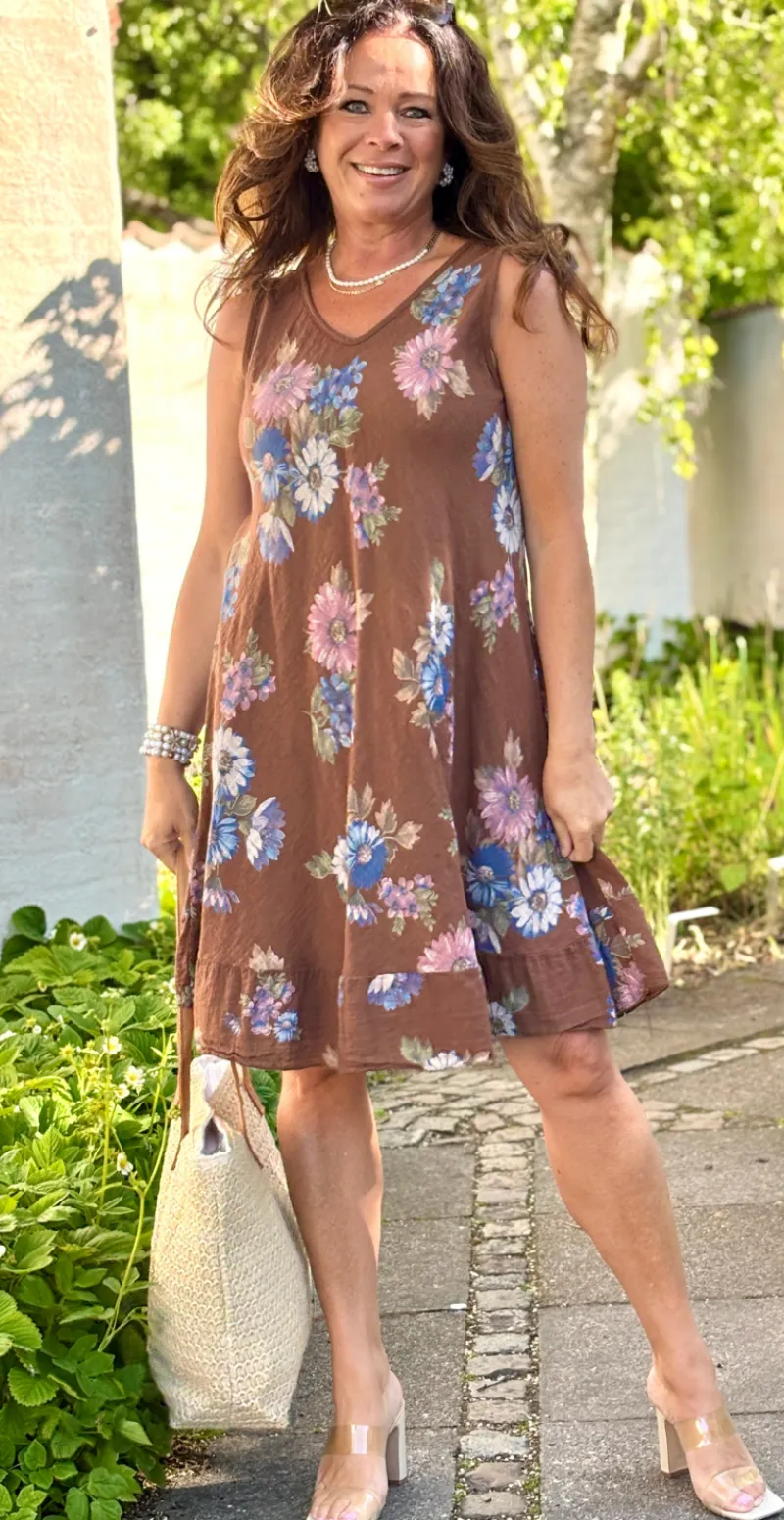 Zofja kjole med blomsterprint og let v-hals brun LikeLondon